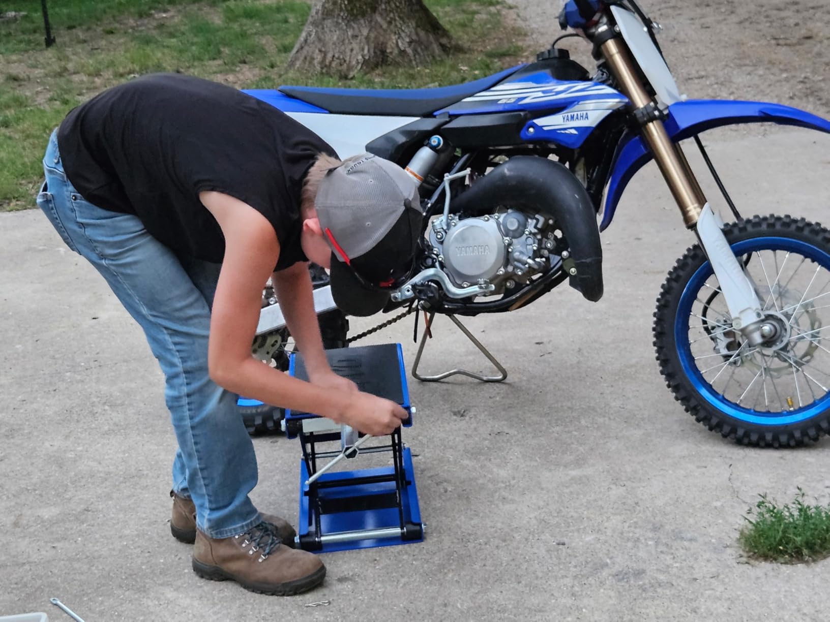 OMT Motorcycle Lift, 1100lb Scissor Jack Stand for ATV Dirt Bike Cruiser, Wide Deck Motorbike Center Stand with Crank Hoist T Handle customer photo 1