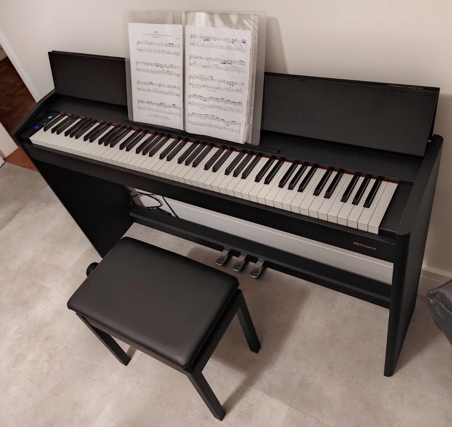 Roland F107 Digital Piano | Streamlined and Affordable Home Piano with Attractive Modern Design | Perfect for Beginners | Class-Leading Sound and Playability | Onboard Bluetooth customer photo 1