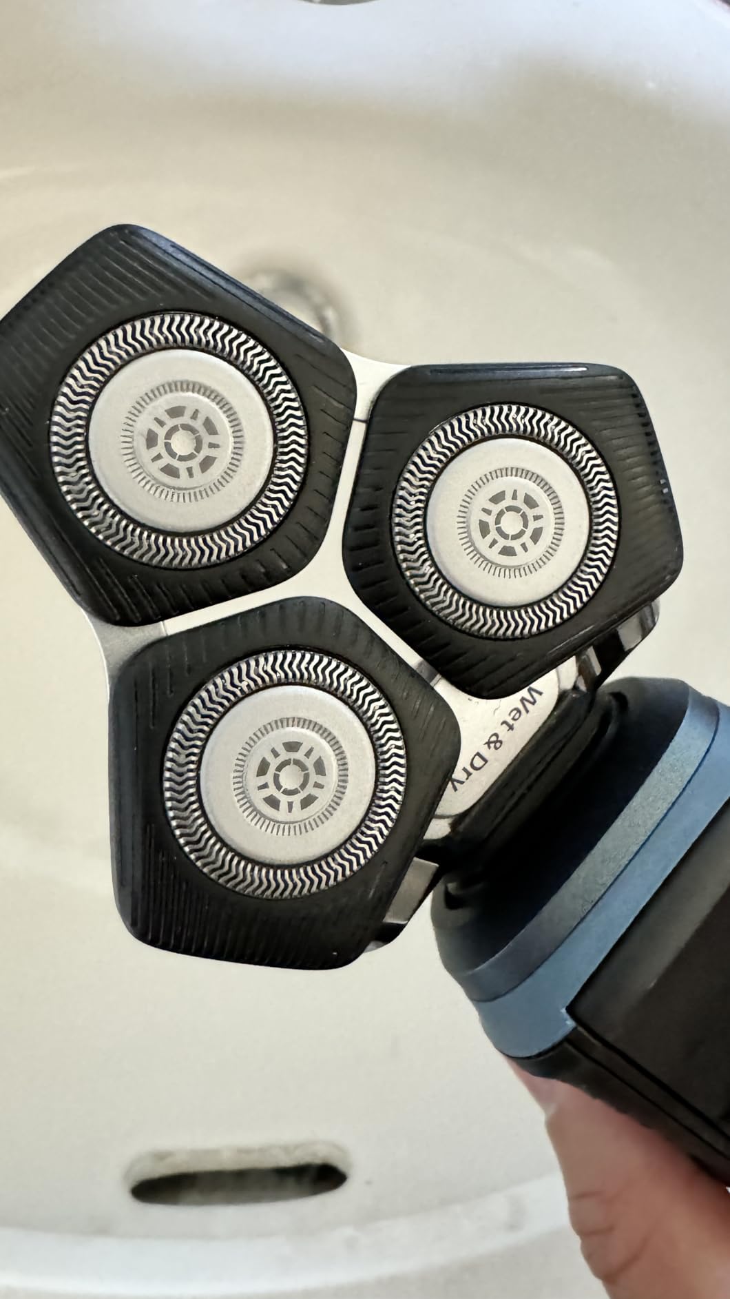 Philips Norelco Shaver 5400, Rechargeable Wet & Dry Shaver with Pop-Up Trimmer, S5880/81 customer photo 2