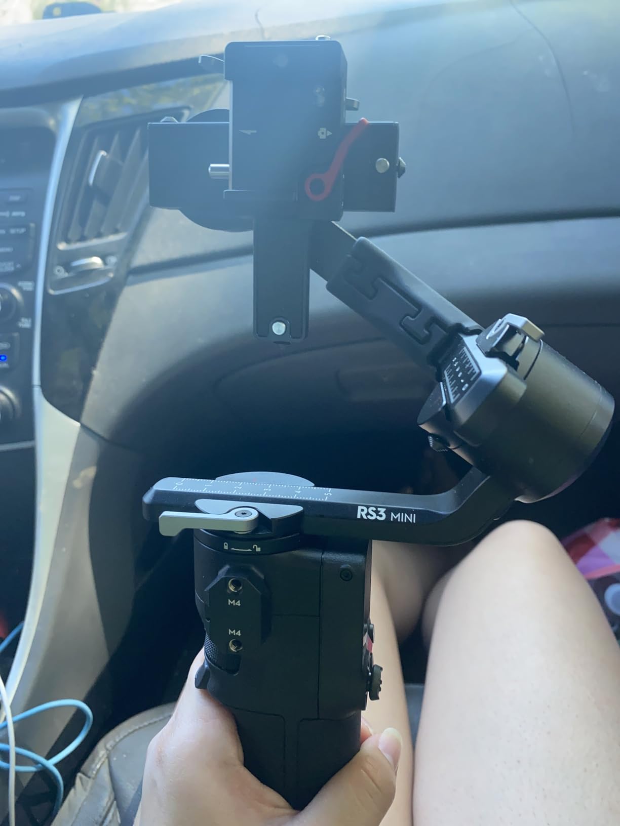 DJI RS 3 Mini, Camera Gimbal Stabilizer, Canon/Sony/Nikon/Fujifilm | 2 kg (4.4 lbs) Tested Payload, Native Vertical Shooting, Bluetooth Shutter Control, 3rd-Gen RS Stabilization, 795g customer photo 1