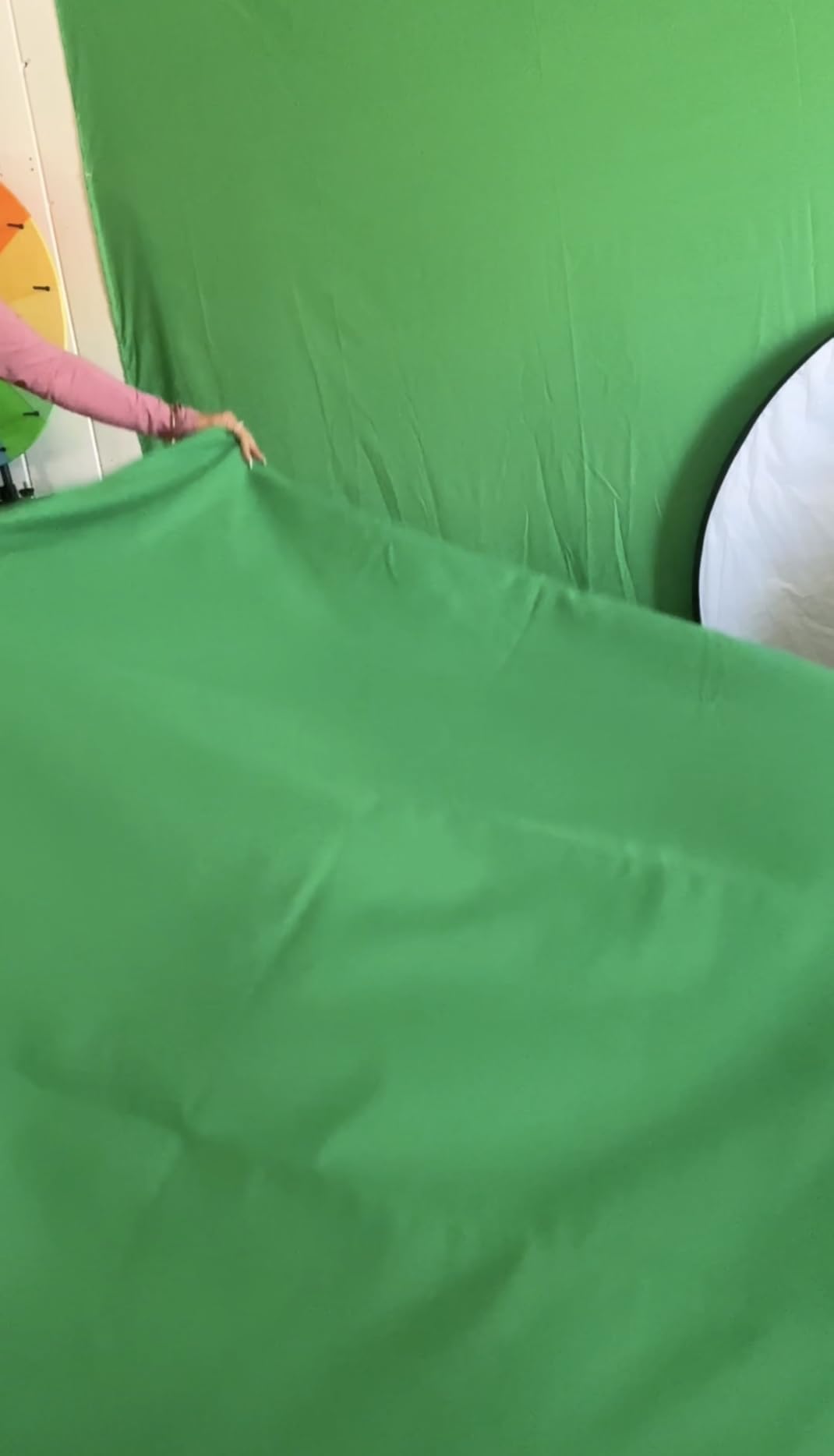 JINSUI Green Screen Backdrop 10x10 ft, Chromakey Background Fabric, Thick Polyester Greenscreen Curtain for Streaming, Gaming, Double-Sided customer photo 2