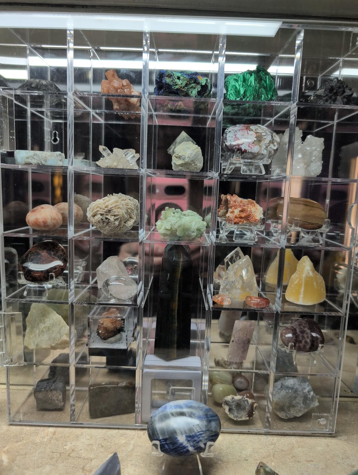 Adjustable Rock Display Case Clear Acrylic Collection Box with Mirrored Arrowhead Stones Storage Display Case Mineral Crystal Collectibles Holder Organizer Showcase Shelves with Lid customer photo 2