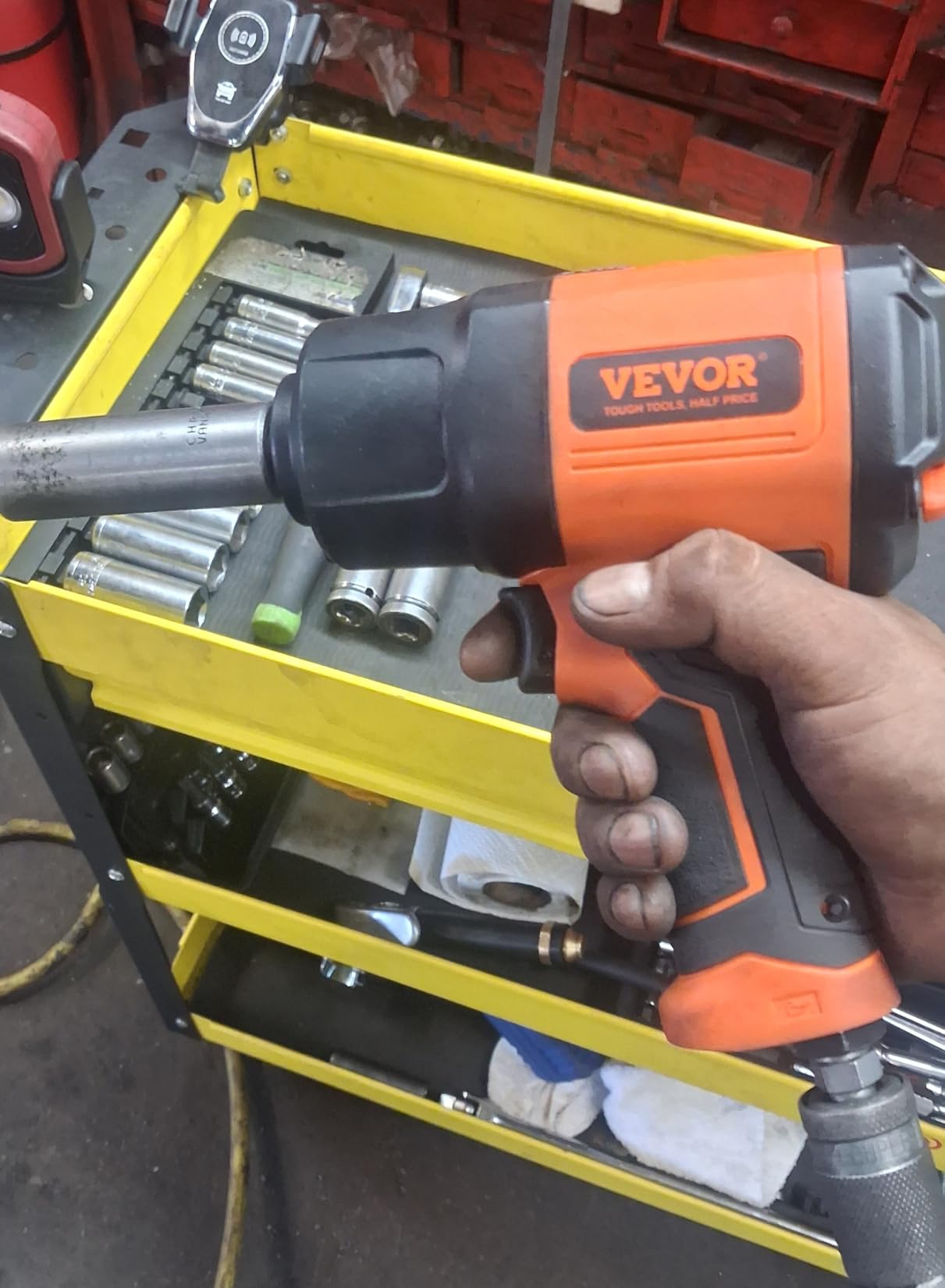 VEVOR 1/2-Inch Air Impact Wrench - High Torque 1400 ft-lbs - Lightweight 4.6 lb - Includes 11-Piece CR-V Steel Impact Socket Set & Carrying Case | For Automotive Repair and Tire Removal customer photo 2