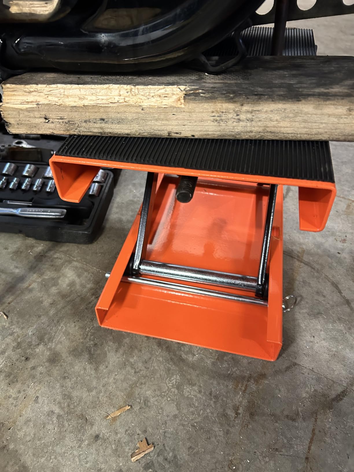 VEVOR Motorcycle Lift, 1100 LBS Motorcycle Scissor Lift Jack with Wide Deck & Safety Pin, Steel Scissor Jack for Street Bikes, Cruiser Bikes, Touring Motorcycles customer photo 1