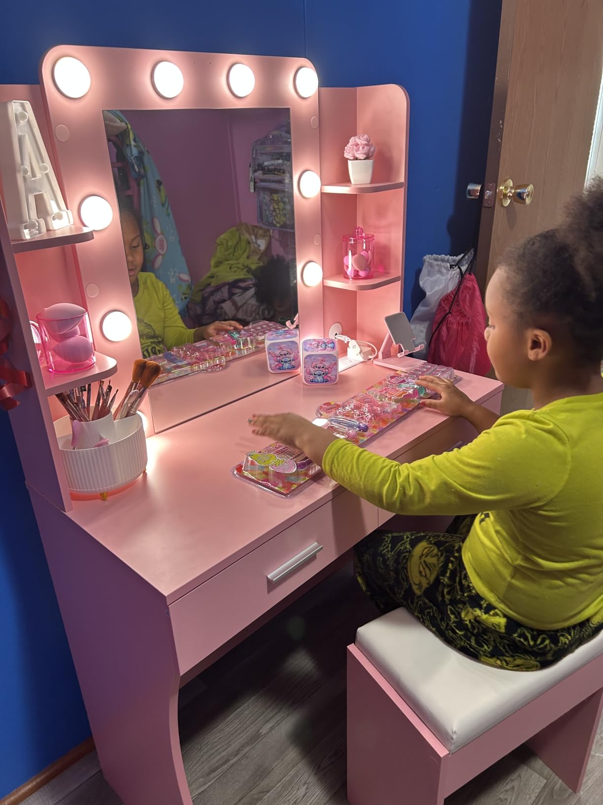 Vabches White Makeup Vanity Desk with Lighted Mirror & Charging Station, 2 Large Drawers, Vanity Mirror 3 Lighting Color Adjustable, Cushioned Stool, Storage Drawers and Shelves customer photo 2