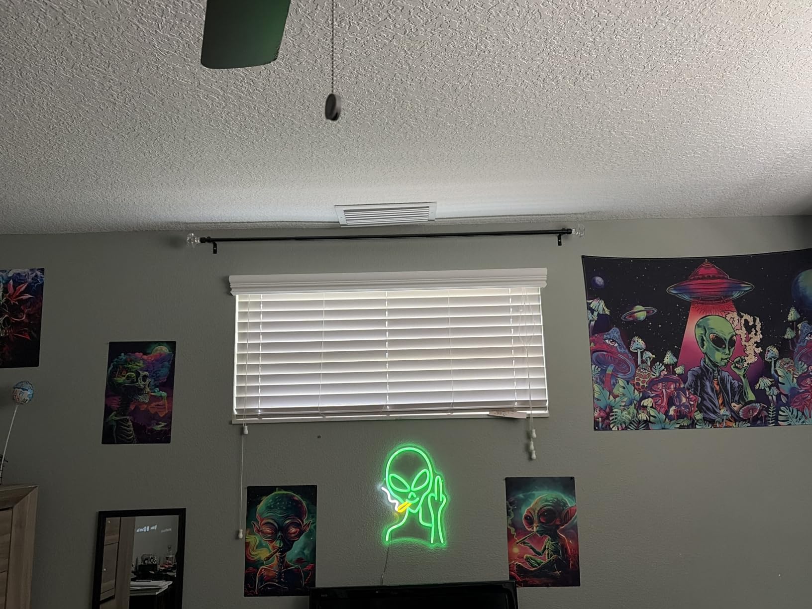 Green Alien Neon Signs, Dimmable LED Neon Signs for Wall Decor Bedroom Man Cave Game Room Home Bar Party Decor, LED Alien Neon Light for Kids Birthday Gift (Green Alien) customer photo 1