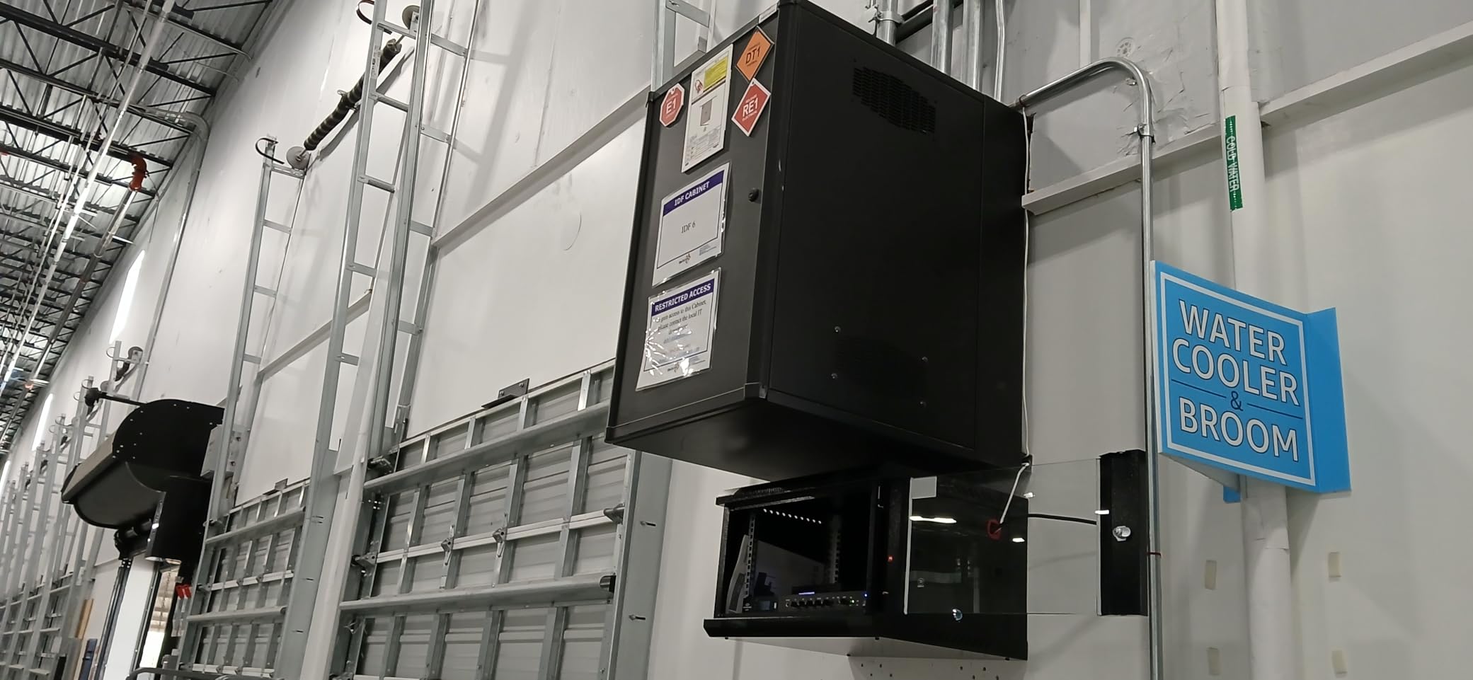 VEVOR 6U Wall Mount Network Server Cabinet, 14.8