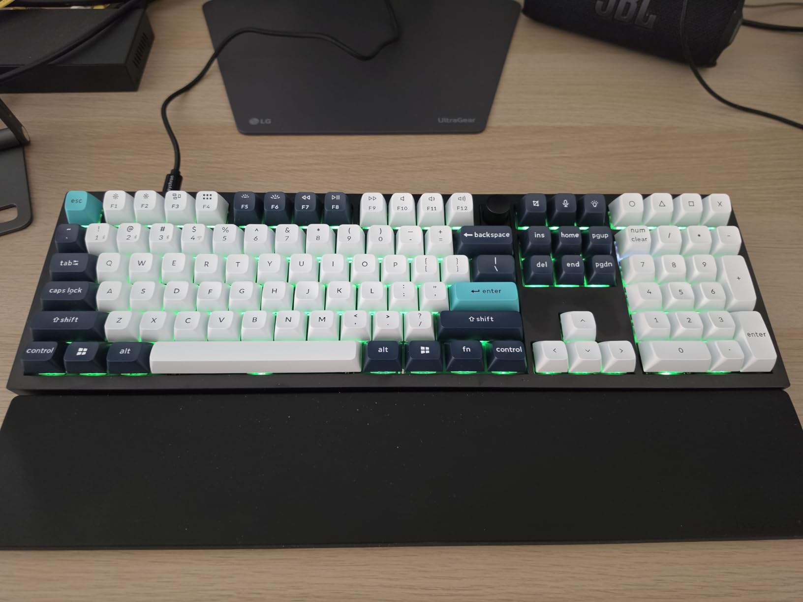 Keychron Q6 Max QMK/VIA Bluetooth Wireless /2.4 GHz/USB-C Wired Custom Mechanical Keyboard, Full Size Programmable Knob RGB Backlit Hot-Swappable Gateron Banana Switch for Mac Windows Linux - Black customer photo 1