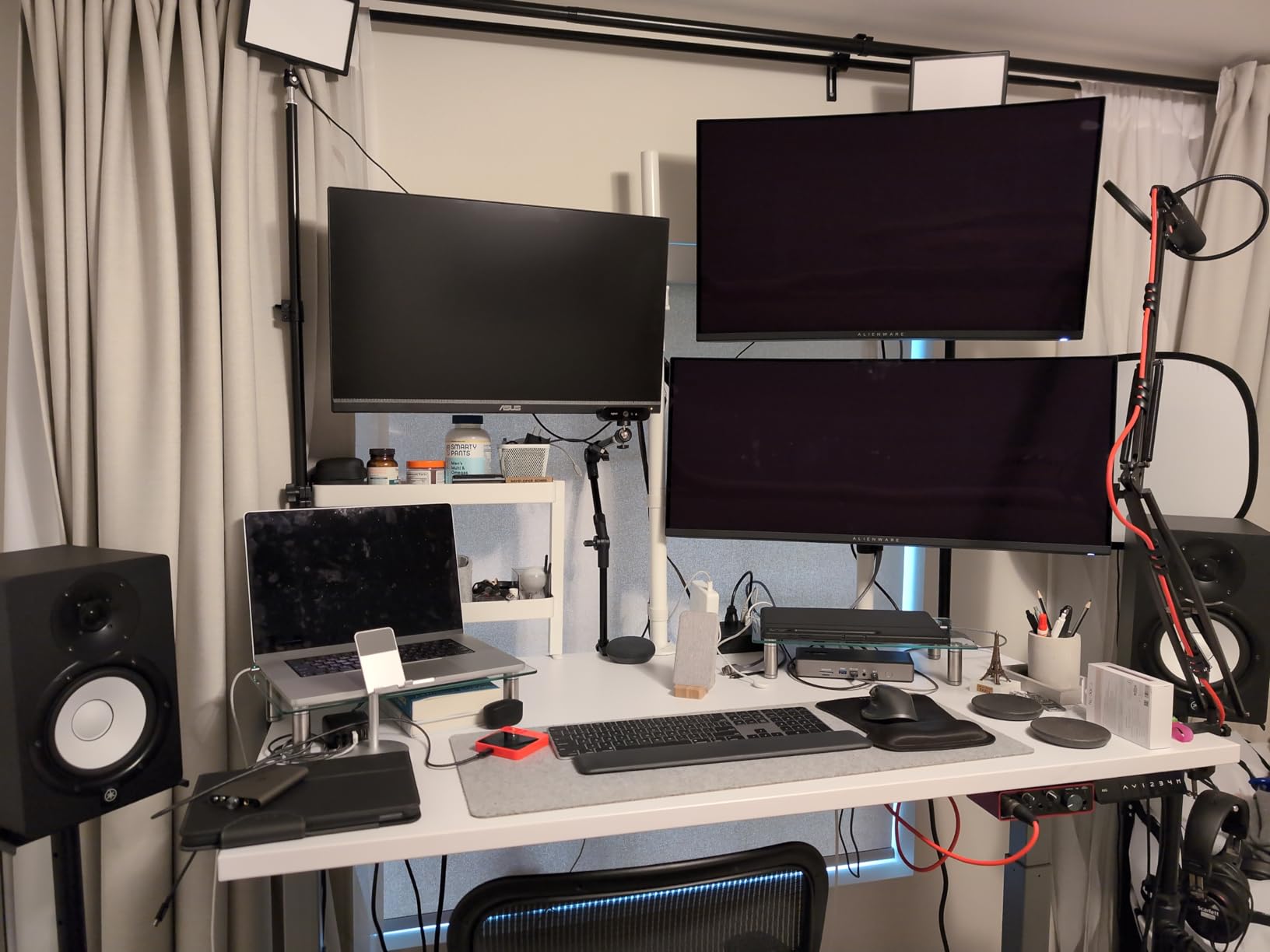 StarTech Thunderbolt 4 Dock, Quad 4K Win, Dual 4K Mac, 16-Port 40Gbps, 100W | Driverless USB4 and Thunderbolt, Up to four 4K 60Hz on Windows, Dual 4K 60Hz on M3/M4/M5 MacBooks, Intel/AMD/Snapdragon customer photo 1