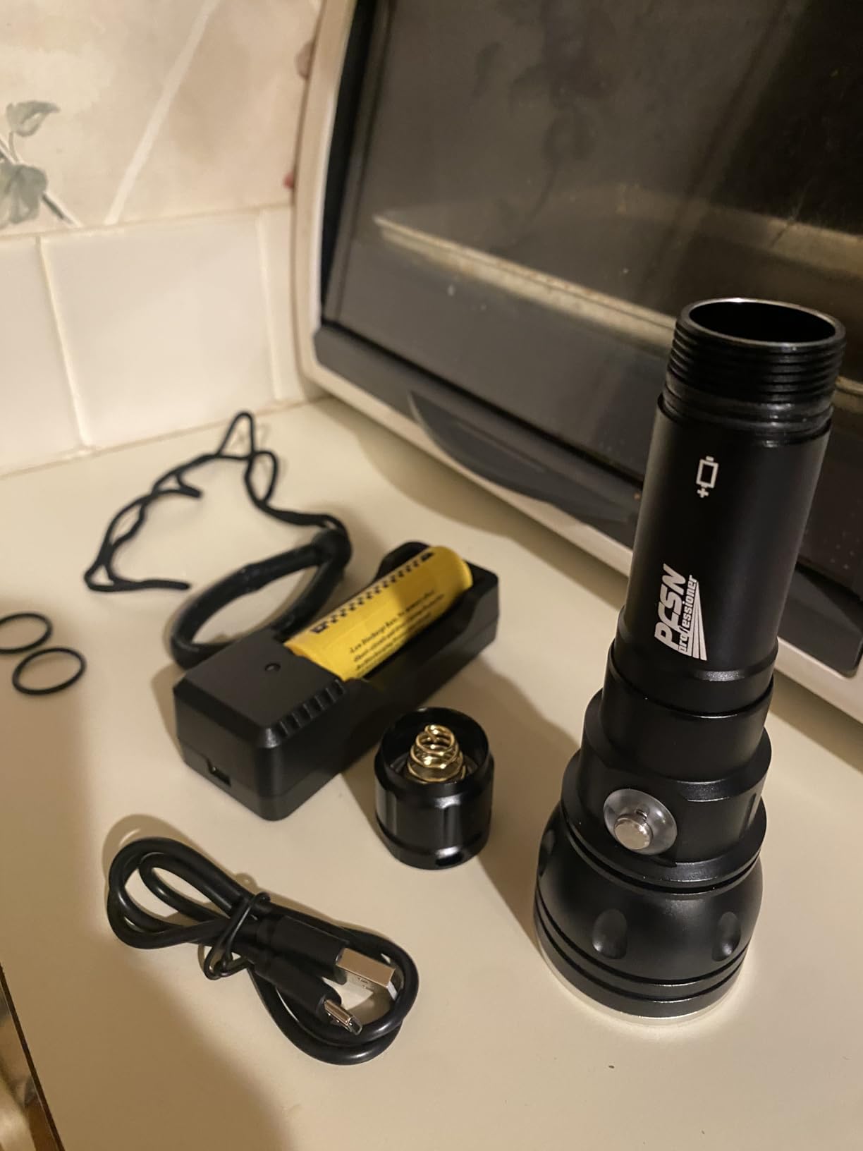 PFSN 3000 Lumens Dive Light with Lockable Switch, 150m Underwater Waterproof, 20H Runtime, 400m Long Narrow Beam, Rechargeable Professional Scuba Diving Flashlight for Night Diving, Caving, Snorkeling customer photo 2