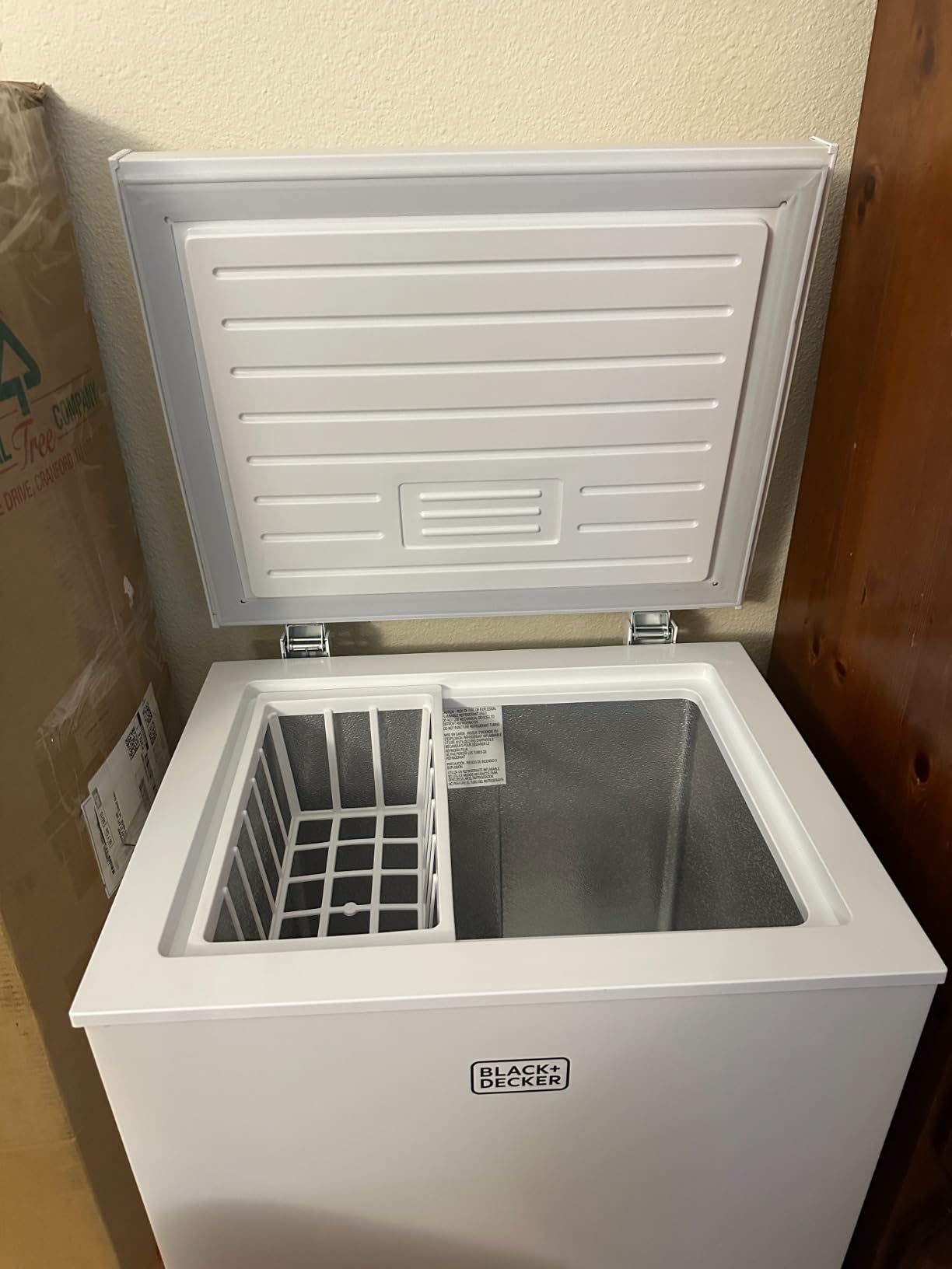BLACK+DECKER 8.9 Cu. Ft. Chest Freezer, R600a Refrigerant, BCF890E, White | Deep Freezer with Top Opening, Chest with Removable Storage Basket, Mechanical Temperature Control, Manual Defrost customer photo 2