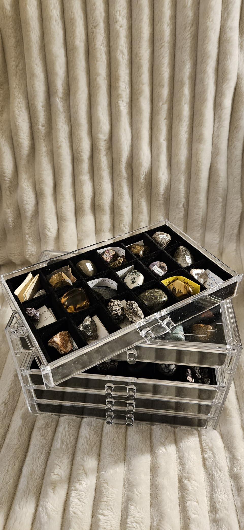Rock Display Case, Rock Collection Box, 90 Grid Crystal Collection Display Case, Gemstone Display Shelf, Acrylic Clear Displays Cases Organizer for Gemstone Fossil Stone customer photo 2