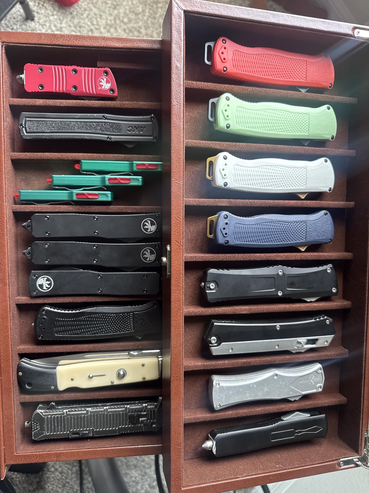 AUTOARK 2-Tier PU Leather & Velvet Knife Organizer with 17 Slots,Transparent Glass Top & Drawer,Compact Storage for Pocket Knives,Perfect for Men's Collections & Gifts,Coffee,MKAW012 customer photo 1