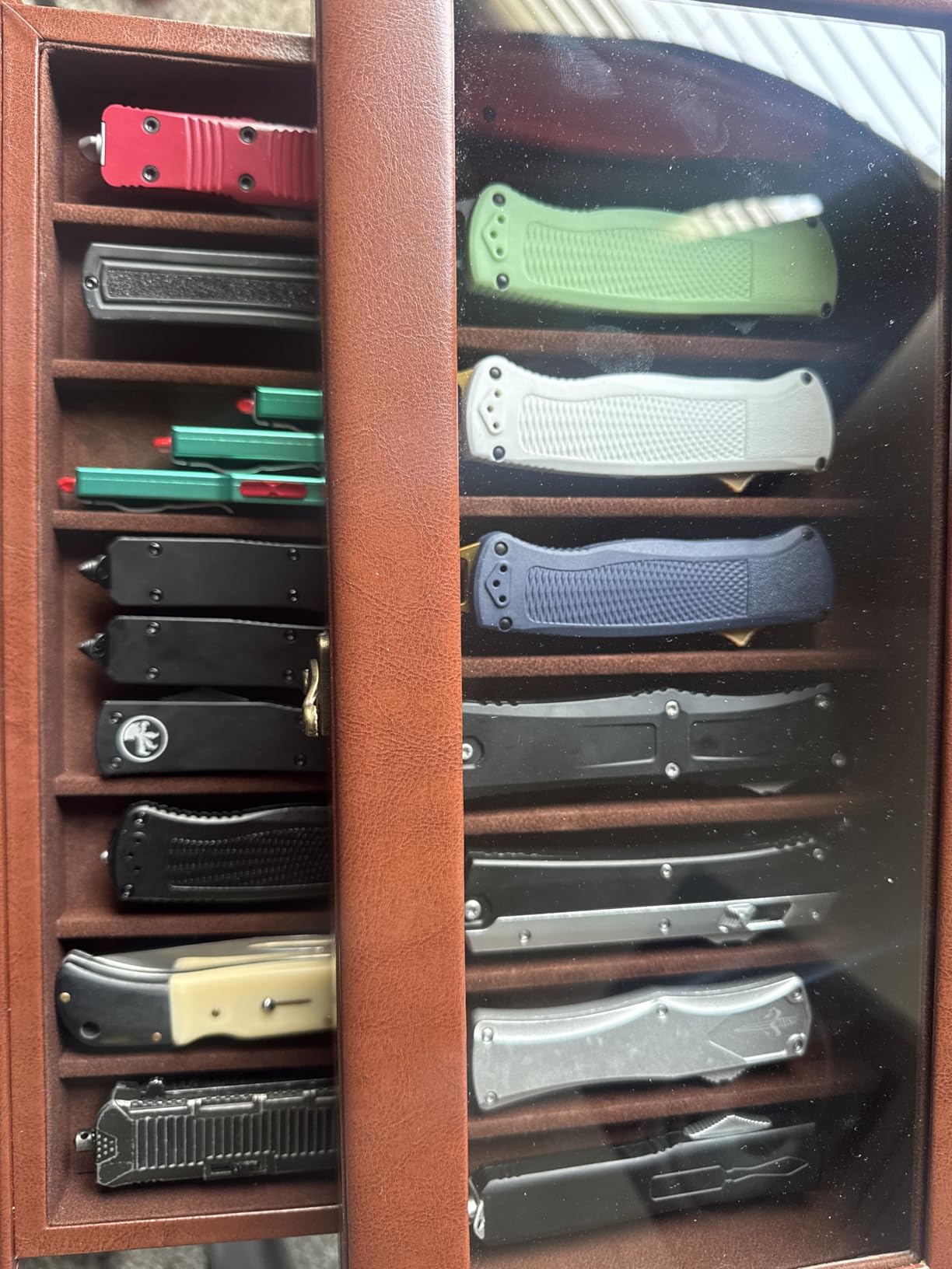 AUTOARK 2-Tier PU Leather & Velvet Knife Organizer with 17 Slots,Transparent Glass Top & Drawer,Compact Storage for Pocket Knives,Perfect for Men's Collections & Gifts,Coffee,MKAW012 customer photo 2
