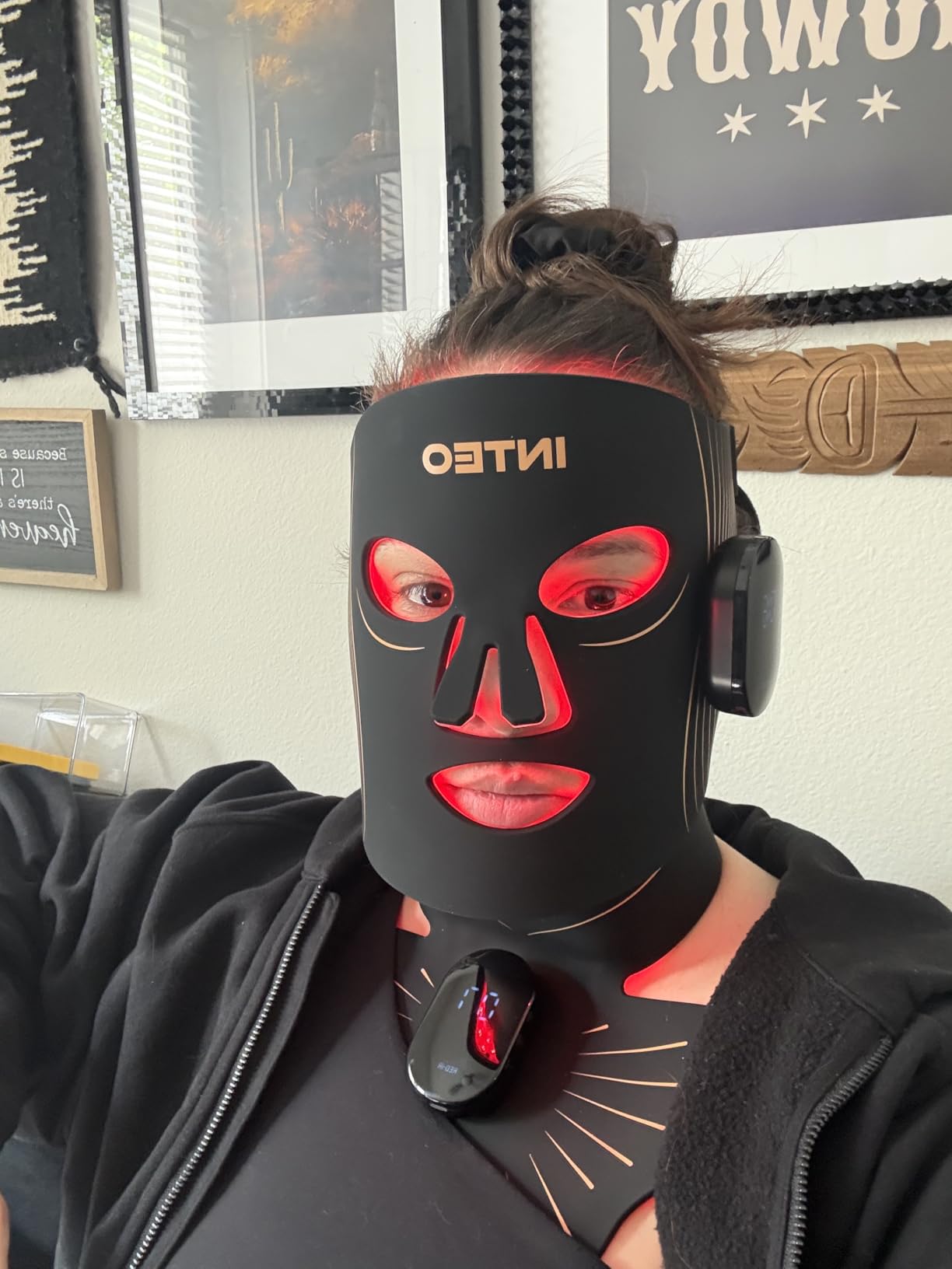 LED Light Mask for Face and Neck, 4 Light Modes Cordless Facial and Neck Skincare Mask, Red LED Beauty Device, Rechargeable Home Skincare Tool with 680 LEDs (Black) customer photo 1