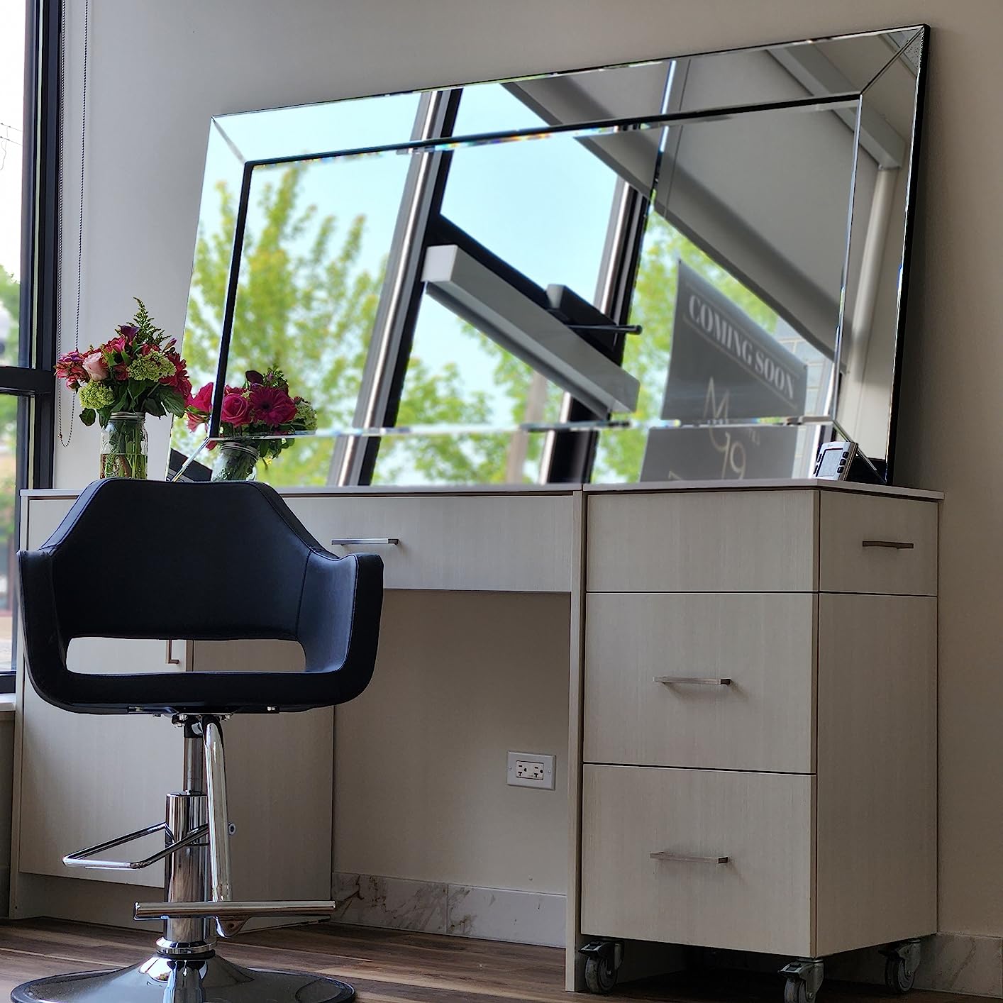 Berkeley Salon Styling Chair Richardson for Beauty Salon Furniture, Black Seat Black Pump Base customer photo 1