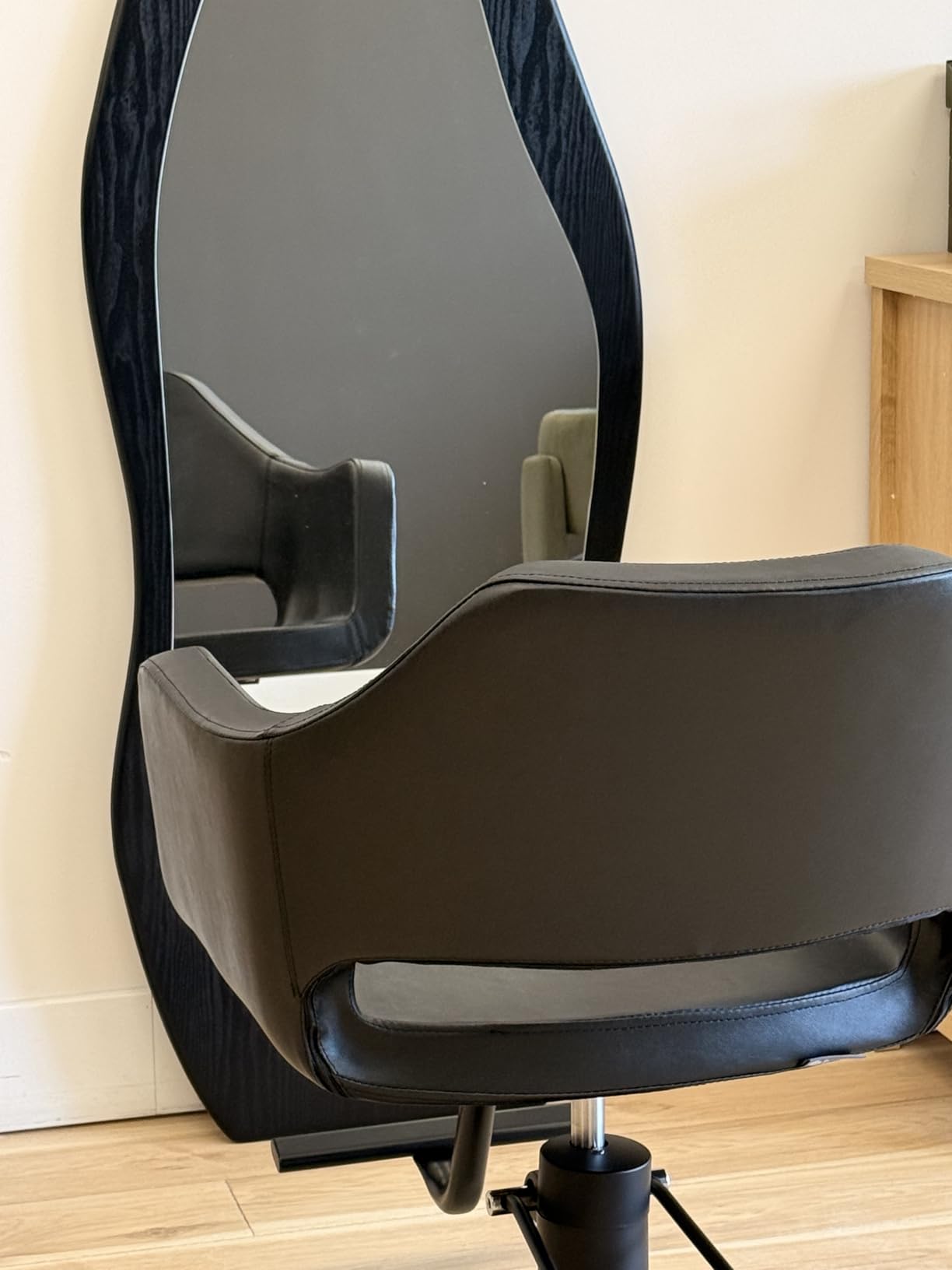 Berkeley Salon Styling Chair Richardson for Beauty Salon Furniture, Black Seat Black Pump Base customer photo 2