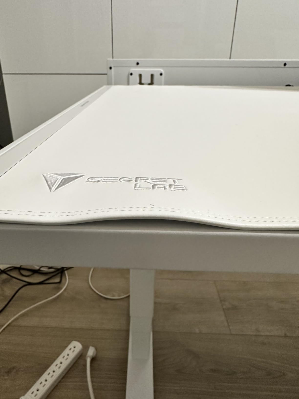 Secretlab Magnus Pro Electric Standing Desk with Black Leatherette Mat | Magnetic Cable Management, Integrated Power Supply Column, Built-in Cable Management Tray, Gaming Office Desk, Ergonomic customer photo 1