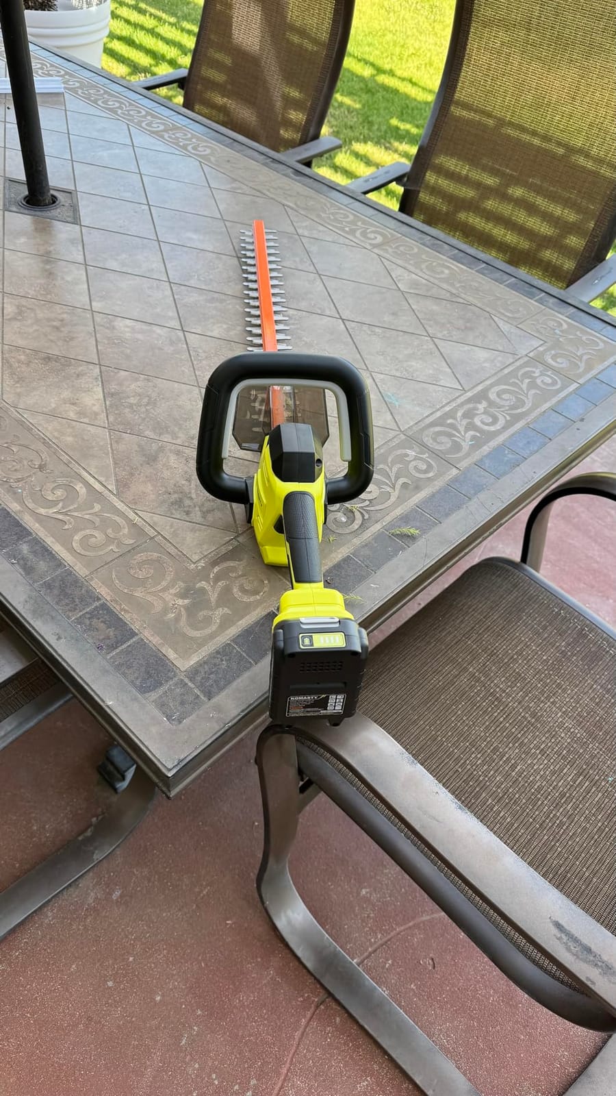 22 inch Hedge Trimmer Cordless with 2 Battery and Charger, 20V Handheld Electric Hedge Cutter with Dual-Action Blades, Lightweight Bush Trimmer Pruning Shears Brush Cutter Shrub for Garden Yard Tools customer photo 1