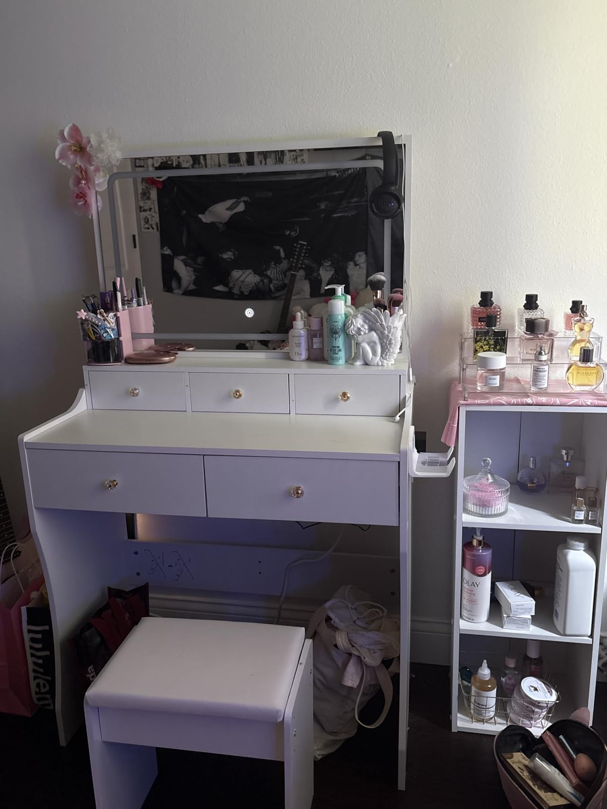 COMHOMA Makeup Vanity Desk with Mirror and Lights, Vanity Table and Chair Set with 5 Drawers & Charging Station, Bedroom Dressing Table, Stepless Dimmable & 3 Color Modes Adjustable, Snow White customer photo 2