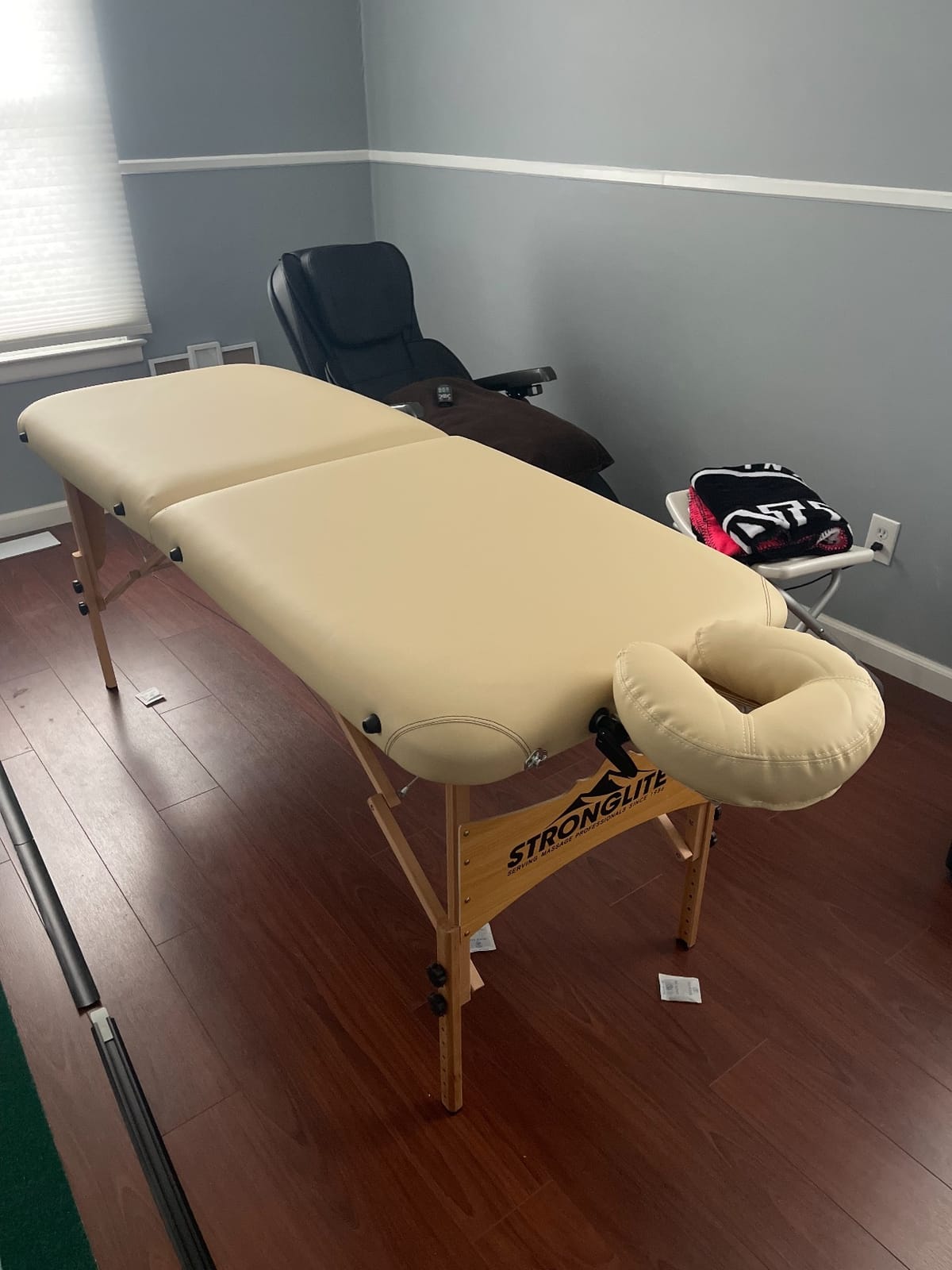 STRONGLITE Portable Massage Table Package Shasta - All-In-One Treatment Bed w/ Adjustable Face Cradle, Pillow & Carrying Case, Black customer photo 2