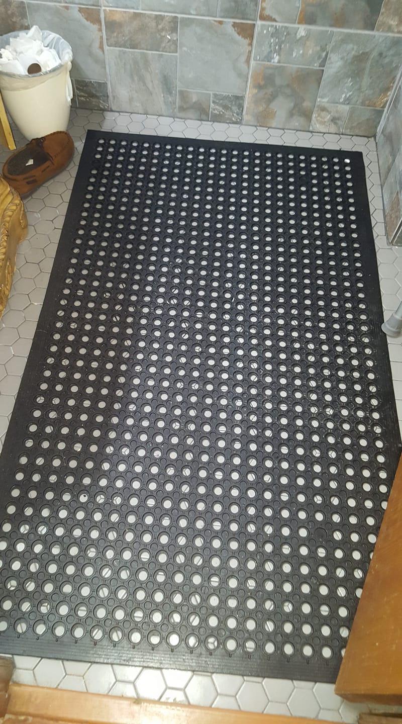 ROVSUN Rubber Floor Mat with Holes, Anti-Fatigue/Non-Slip Drainage Mat, for Industrial Kitchen Restaurant Bar Bathroom Utility Garage Pool Entry Door Mat, Indoor (36'' x 60'' Black 1Pcs) customer photo 2