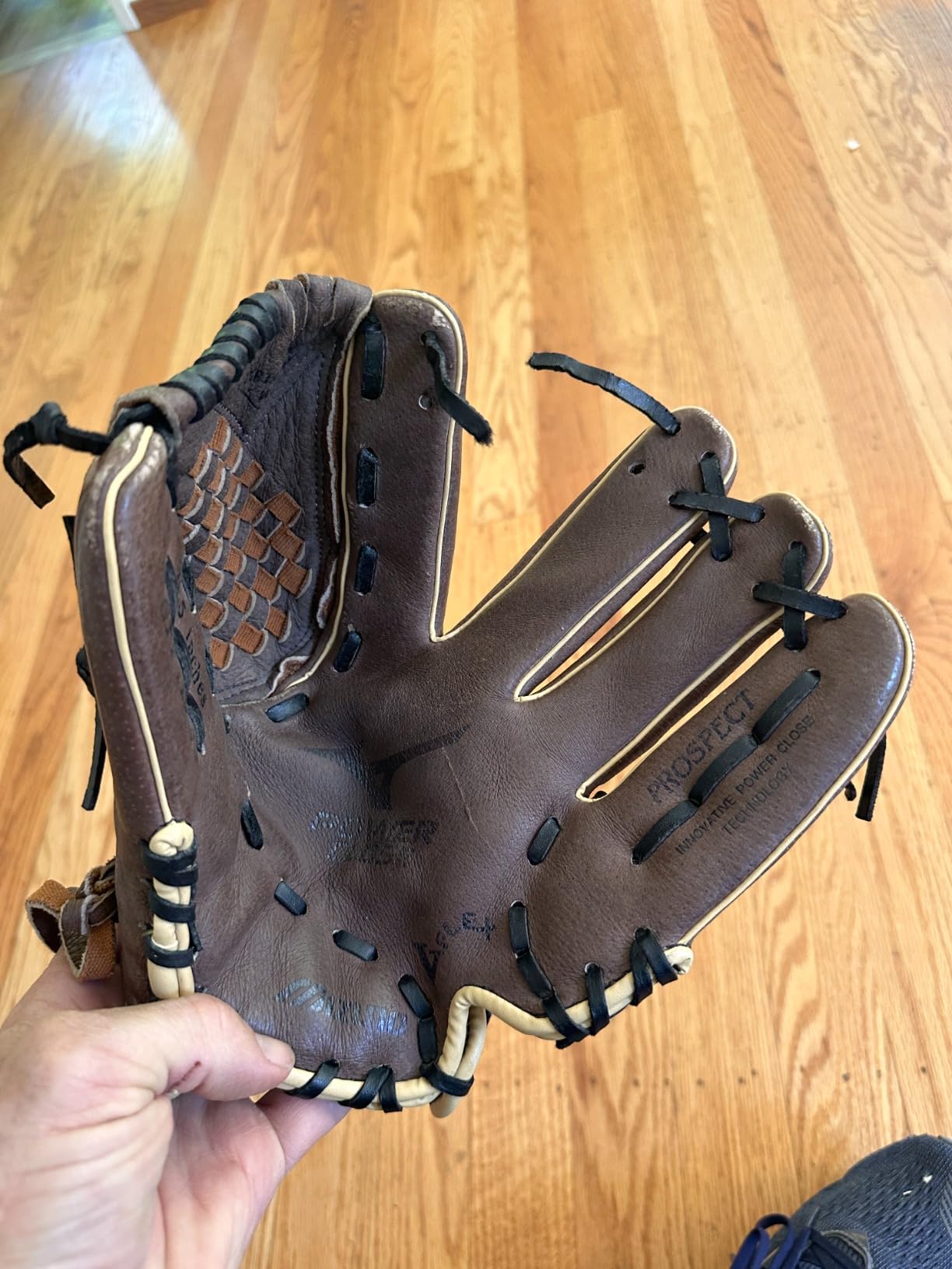 Mizuno Prospect PowerClose Youth Baseball Glove Series I V-Flex Notch I Parashock Palm Pad I Buttersoft Palm Liner customer photo 1