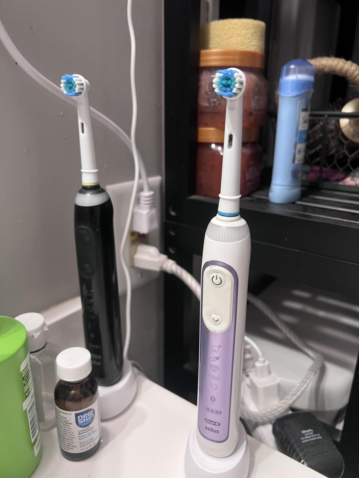 Oral-B Genius X Limited Rechargeable Electric Toothbrush with 1 Replacement Brush Head, Travel Case, White customer photo 2