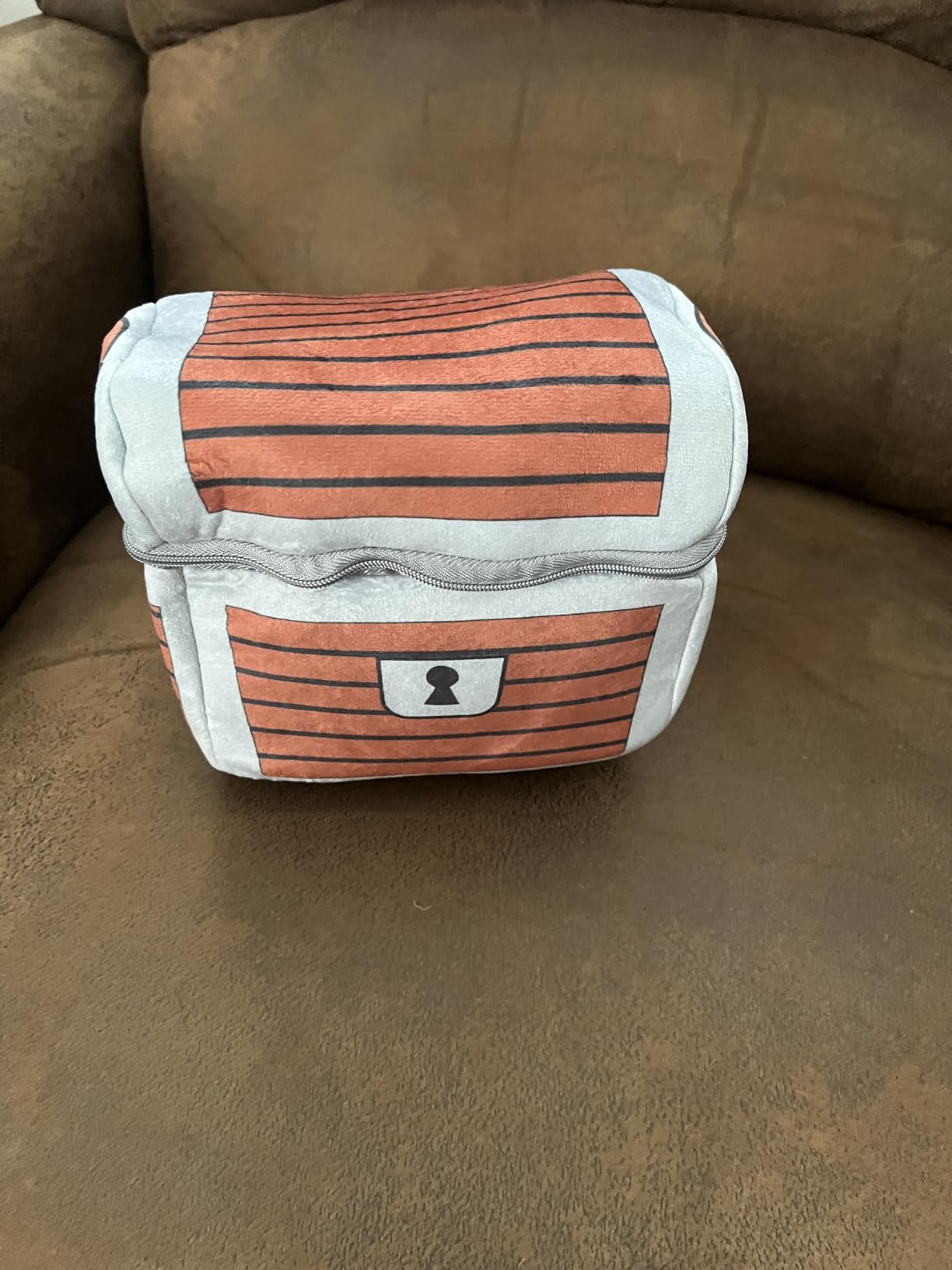 CASEMATIX Mimic Dice Chest and DND Dice Case with 7 Included RPG Dice - 6.5