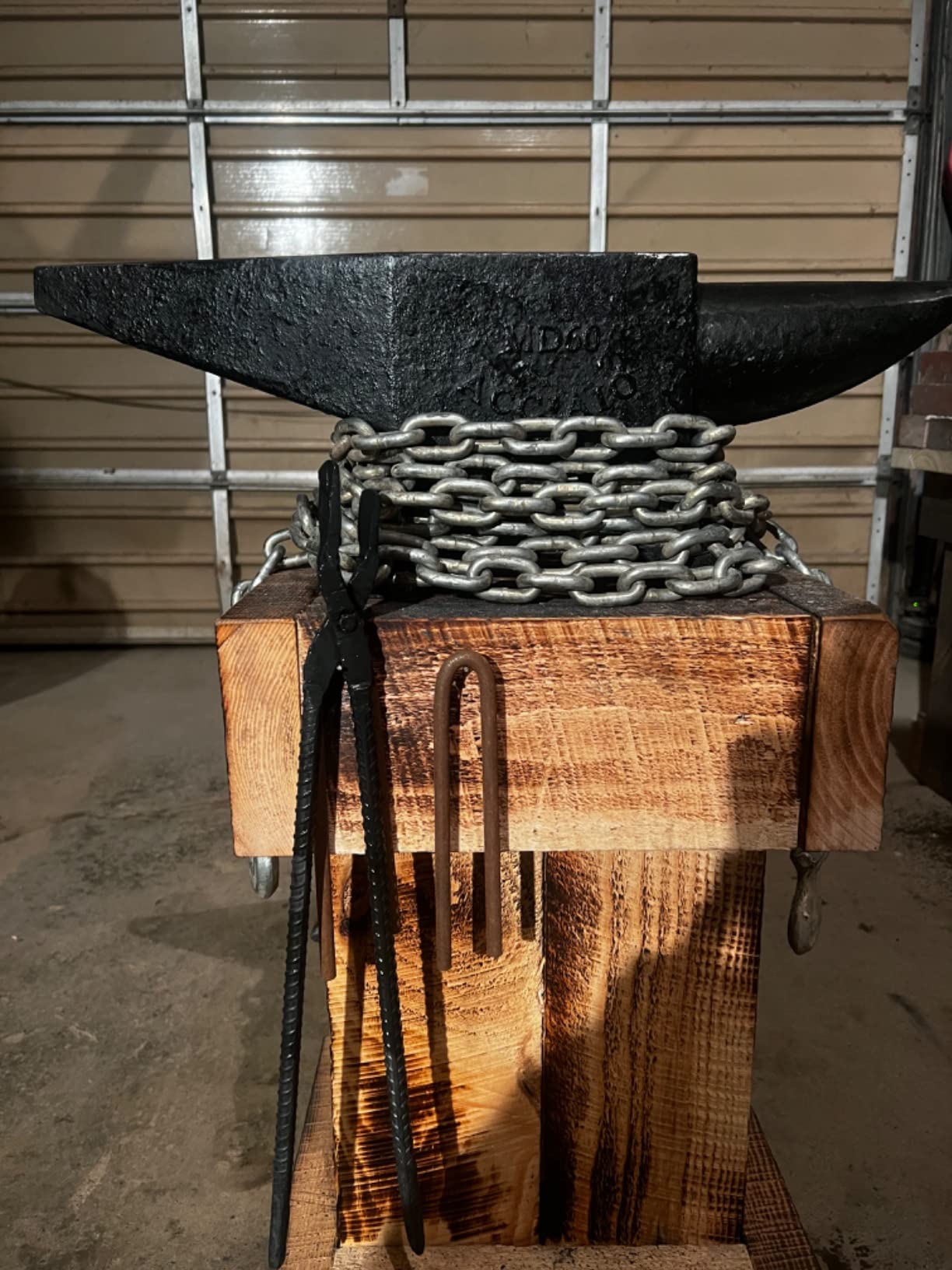 VEVOR Cast Steel Anvil, 22 Lbs(10kg) Double-Horn Anvil with Large Countertop and Stable Base, High Hardness Rugged Round Horn Anvil Blacksmith, for Bending, Shaping customer photo 1