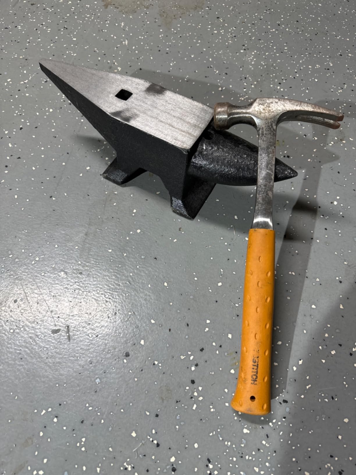 VEVOR Cast Steel Anvil, 22 Lbs(10kg) Double-Horn Anvil with Large Countertop and Stable Base, High Hardness Rugged Round Horn Anvil Blacksmith, for Bending, Shaping customer photo 2