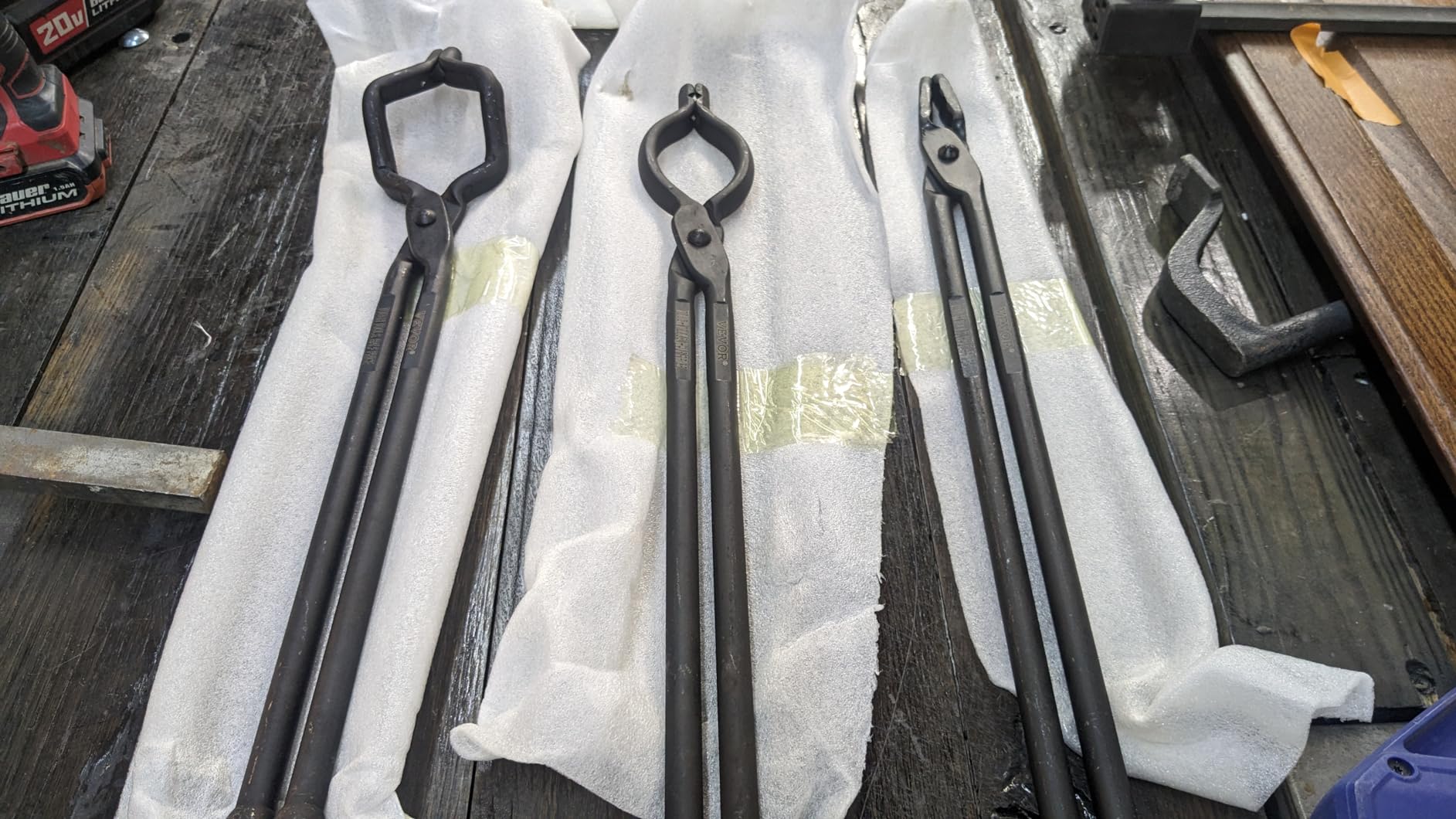 VEVOR Blacksmith Tongs, 4 PCS: V-Bit Bolt, Wolf Jaw, Z V-Bit & Gripping - A3 Carbon Steel, 18' for Blacksmiths & Bladesmiths customer photo 1