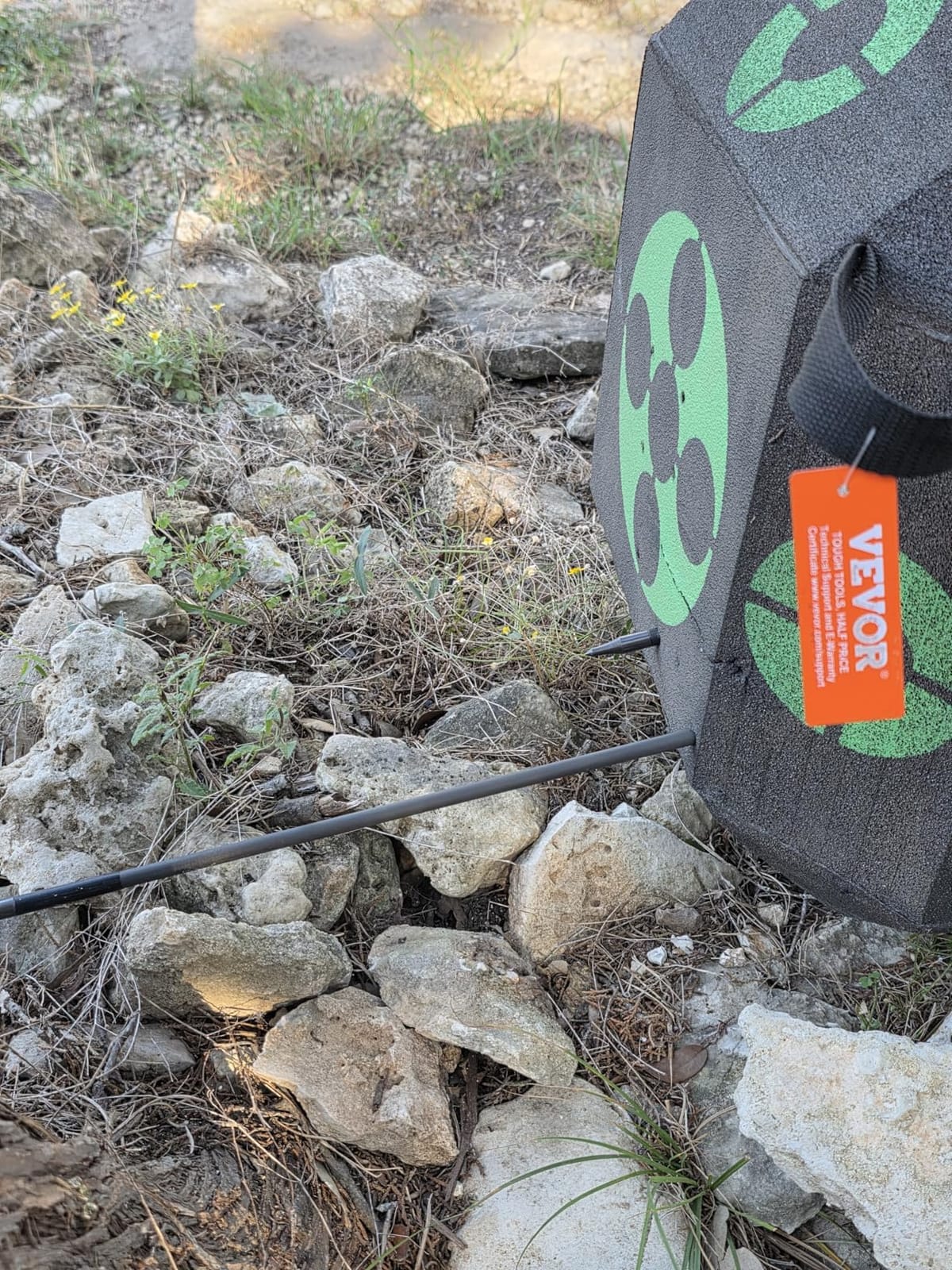 VEVOR Archery Target Block, All-Side Bow Target Block, Outdoor Portable Archery Target with Carry Handle, Easy Arrow Removal, Great Visibility, Lightweight, Easy to Transport, Black customer photo 2