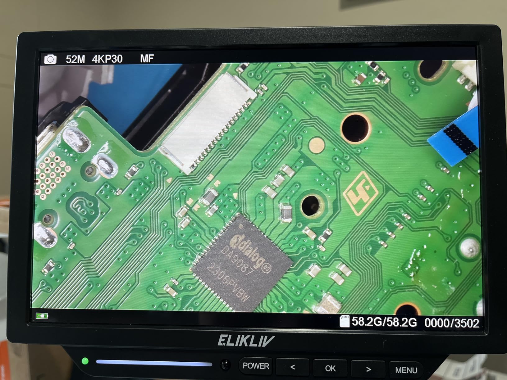 Elikliv Autofocus 4K HDMI Digital Microscope, 10.1