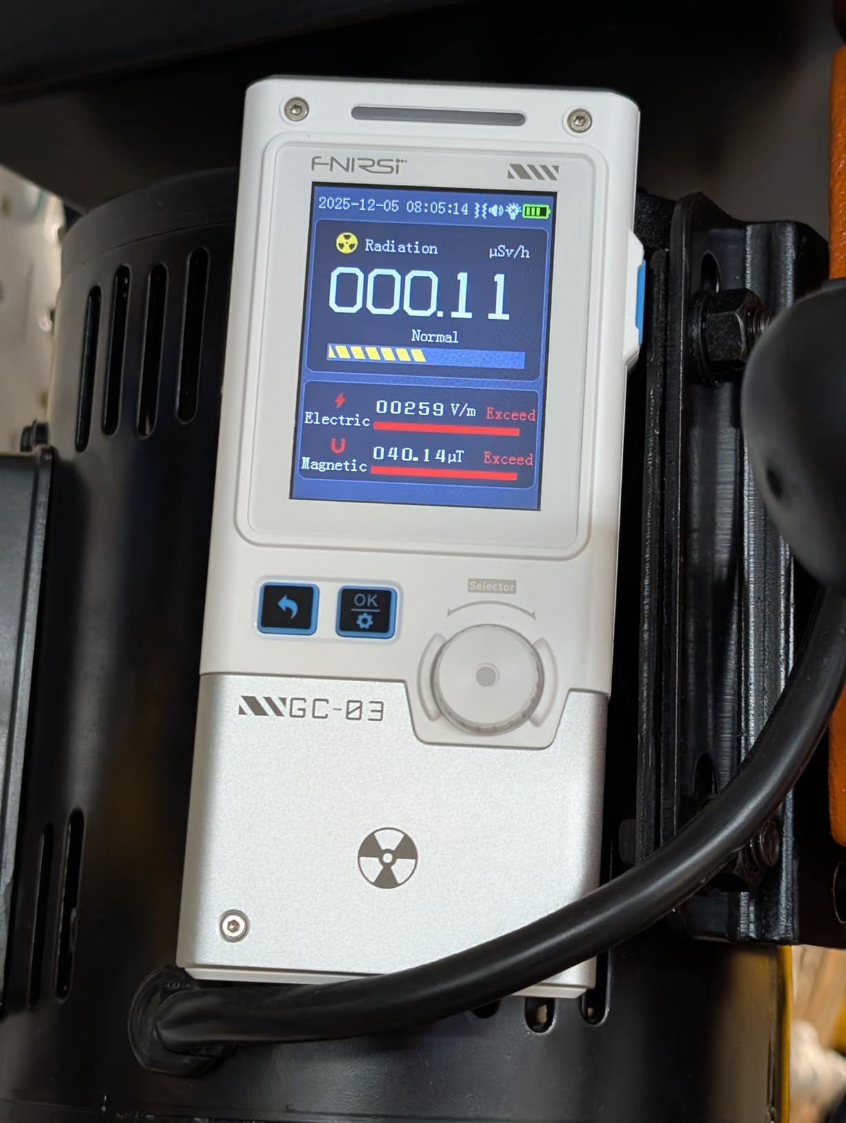 FNIRSI GC-03 3-in-1 Geiger Counter Nuclear Electromagnetic Detector customer photo 1