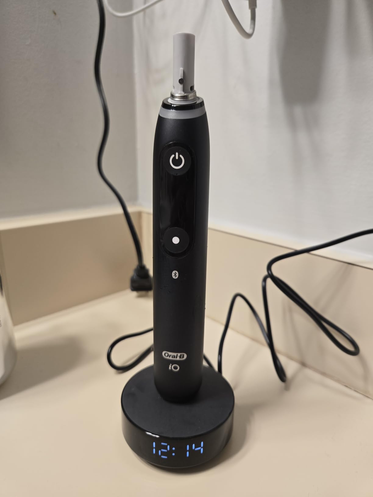 Oral-B Rechargeable Electric Toothbrush, iO9 Limited Ultimate Clean, 7 Cleaning Modes, Interactive Display, iSense Charger, Charging Travel Case, Visible Pressure Sensor, 3 Brush Heads, Black customer photo 1