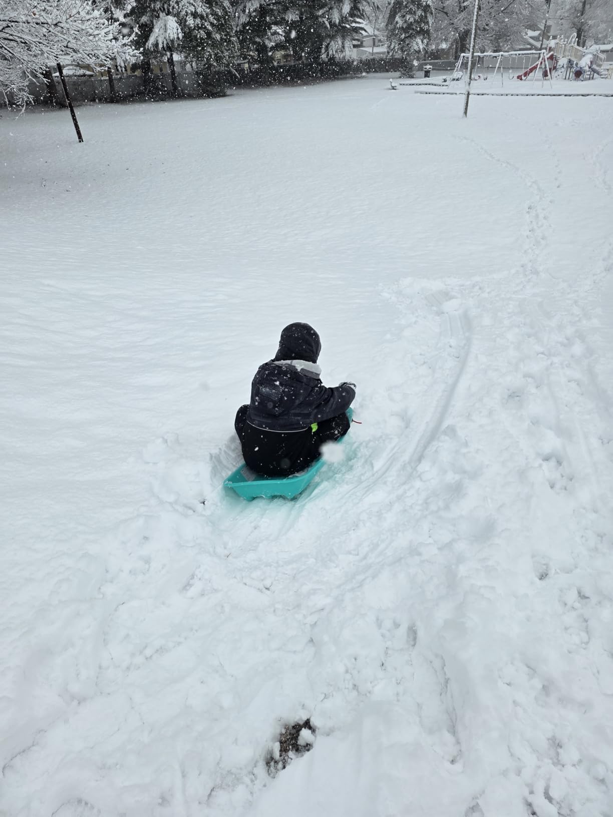 Retrospec Retrorider Plastic Snow Sled – Toboggan Style with Pull Rope, Cold-Resistant Coating, and Hard Bottom for Smooth Downhill Rides – Available for Kids and Adults customer photo 1