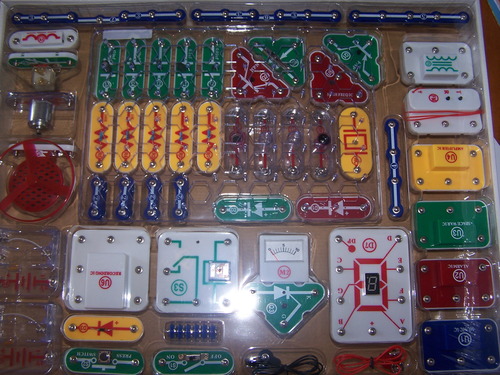 SNAP CIRCUITS Classic SC-300 STEM Electronics Kit, 300+ Projects, Ages 8+ customer photo 2