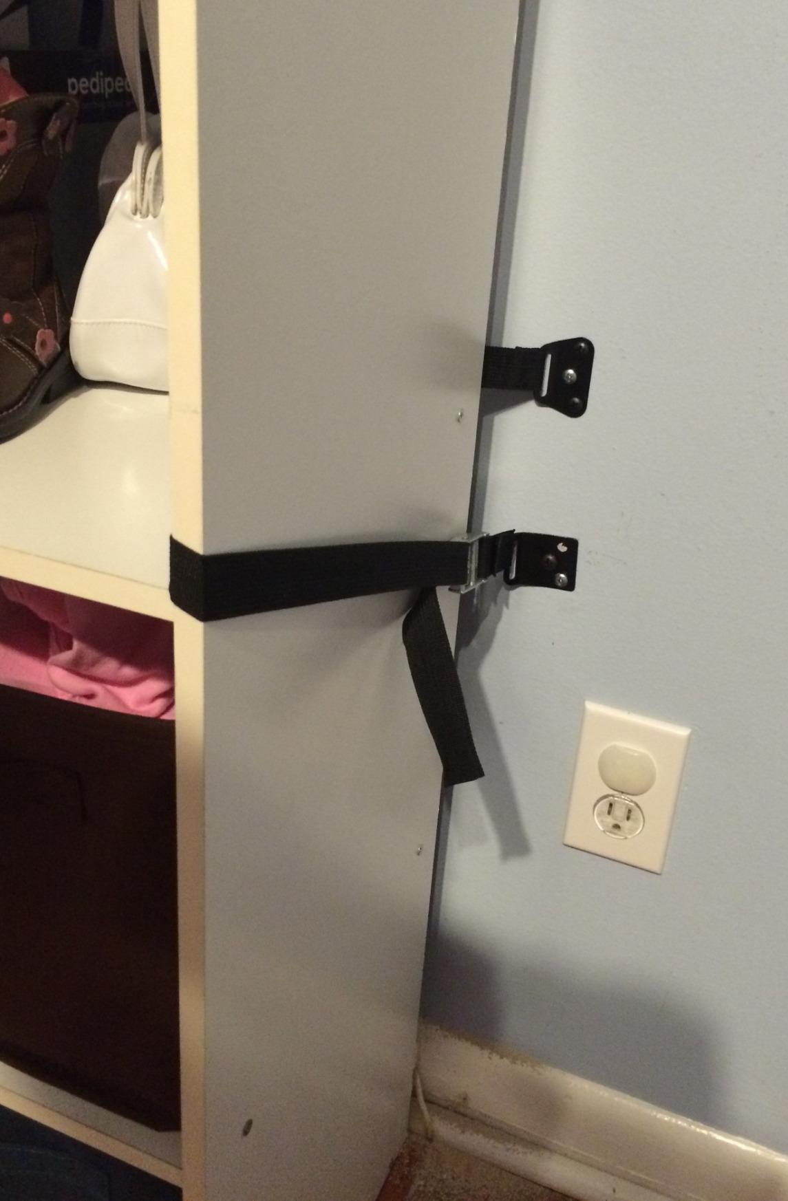 Safety Innovations Heavy Duty TV and Furniture Straps - Baby Proofing Anti Tip Straps for Child and Baby Safety - Expert Designed Strap Anchors Furniture to Walls to Prevent Tip-Overs 2Pk (Black) customer photo 1