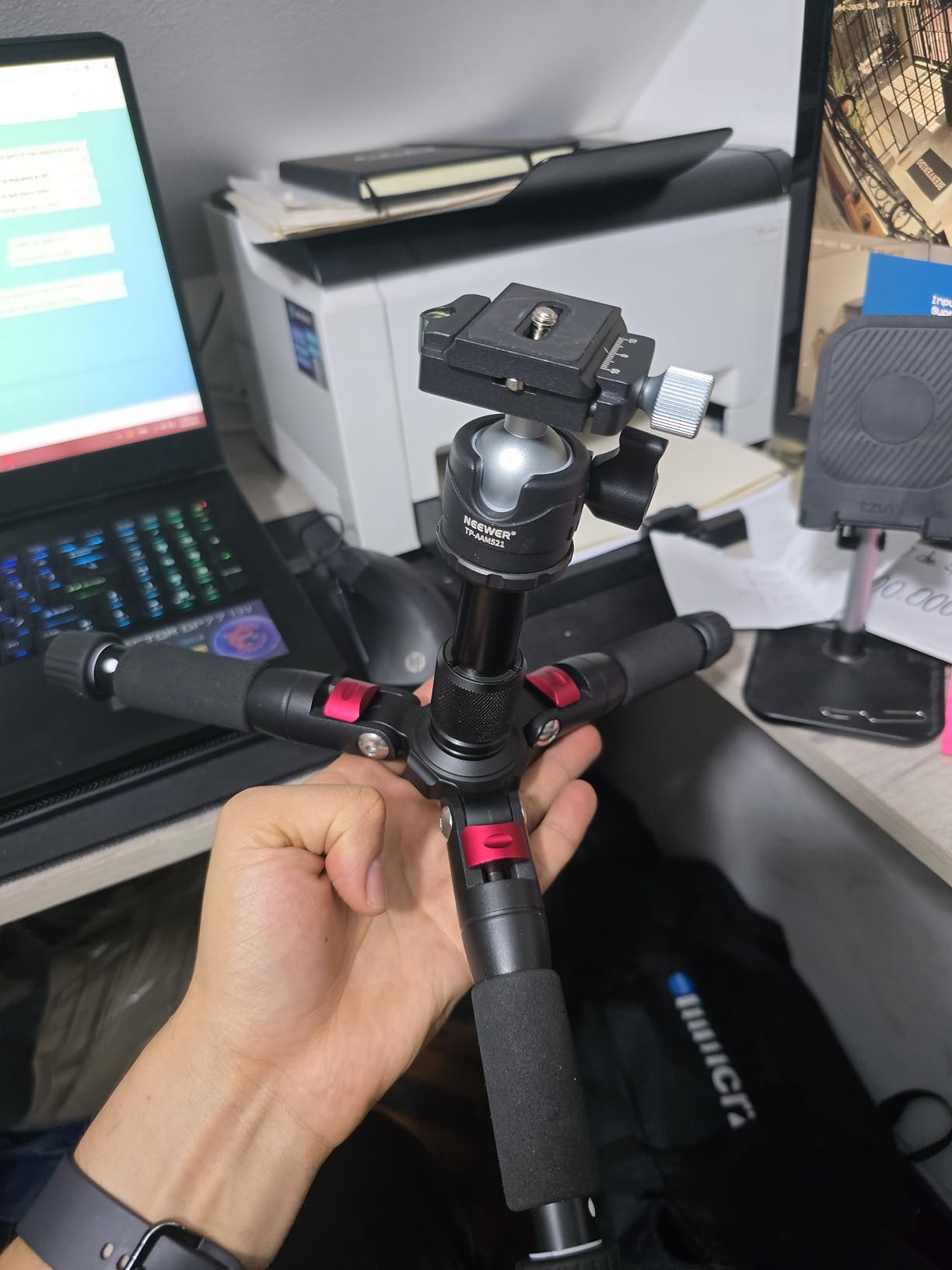 NEEWER Portable Travel Mini Tabletop Tripod, Aluminum Alloy 20''/ 50cm customer photo 2