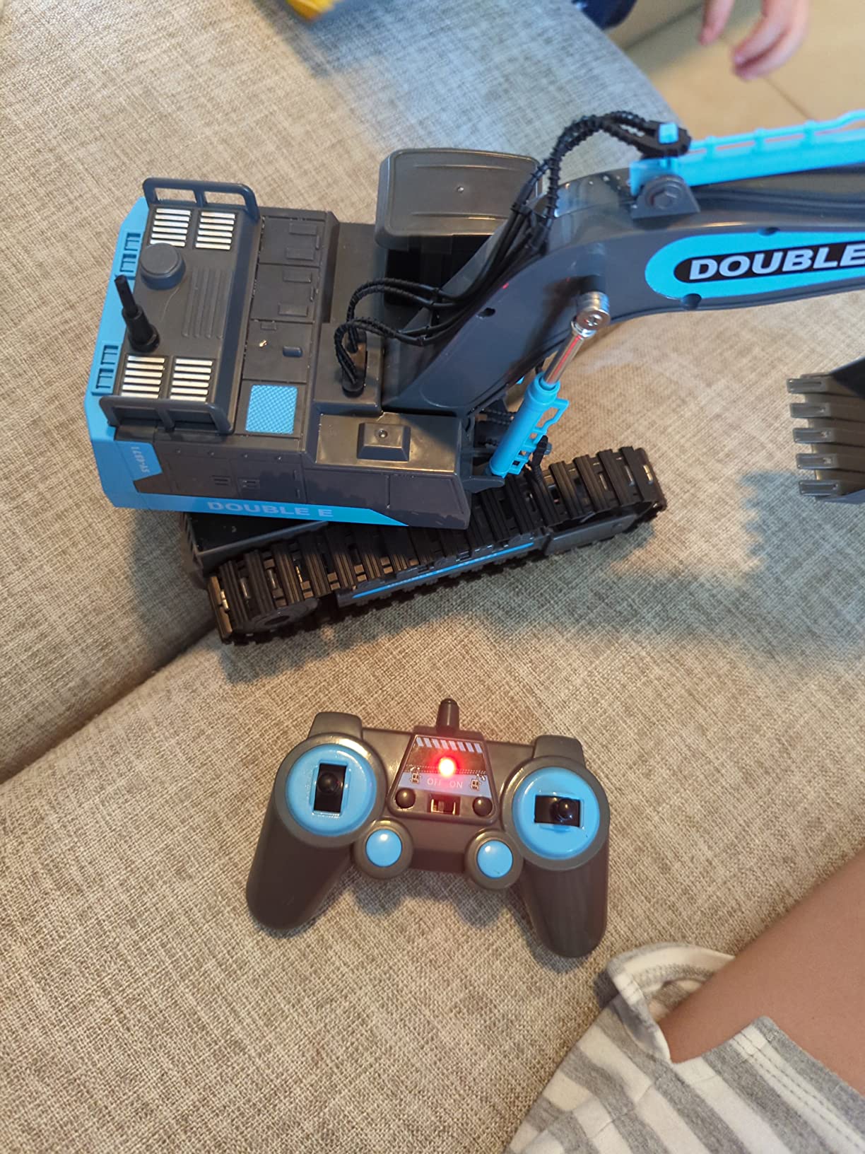 DOUBLE E Remote Control Excavator Toy RC Excavators Rechargeable Battery Digger Hydraulic Construction Toys Vehicles Xmas Gift for Boys Girls Kids 3-14 Years,Gray-Blue customer photo 2