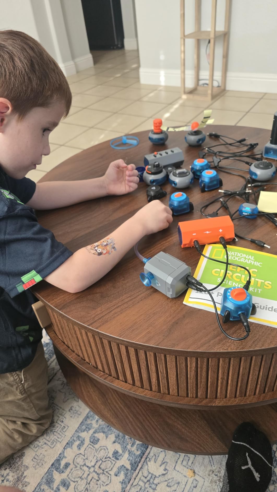 National Geographic Circuit Kit for Kids with 120 Electrical Projects customer photo 1